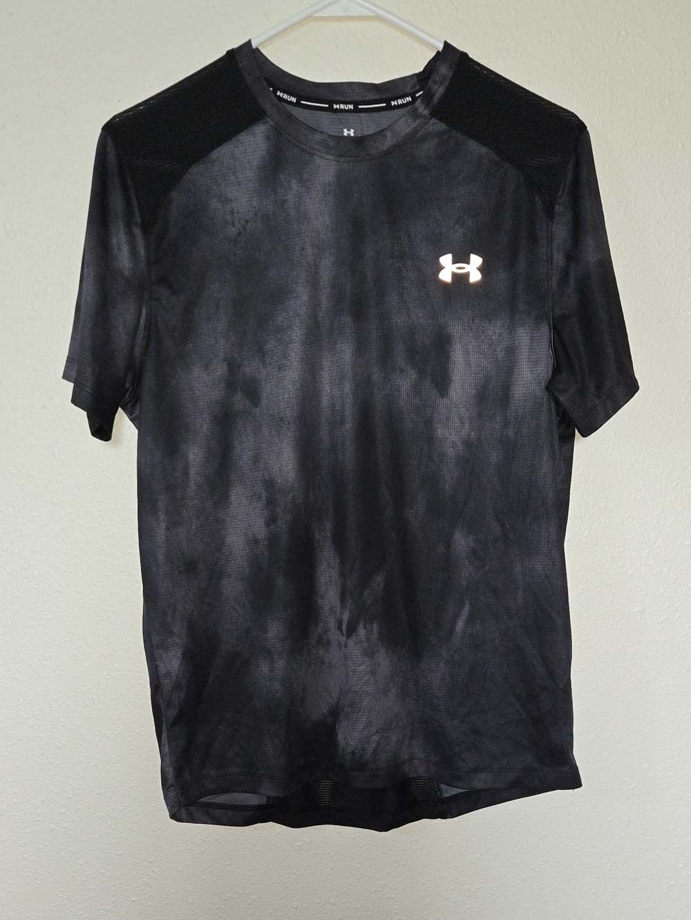 Under Armour Black Short Sleeve Athletic Shirt